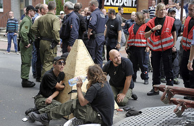 Gelungene Blockade: Antifa im Polizeilook gelingt Coup gegen
Neo...