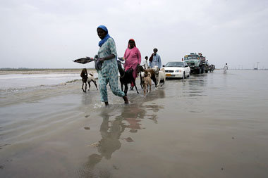 Menschen aus dem zentralpakistanischen Jacobabad fliehen vor
den... Menschen aus dem zentralpakistanischen Jacobabad fliehen vor
den...