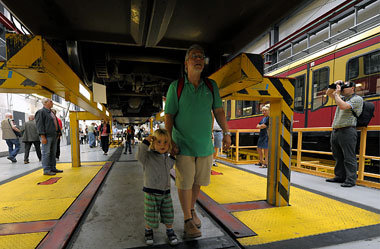Am 8. August konnten Besucher in der S-Bahn-Werkstatt
Berlin-Gr&... Am 8. August konnten Besucher in der S-Bahn-Werkstatt
Berlin-Gr&...