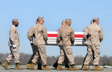 »Gefallen« in Helmand, überführt auf den
U... »Gefallen« in Helmand, überführt auf den
U...