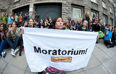 Ein mindestens viermonatiges Moratorium und eine breite
Diskussi... Ein mindestens viermonatiges Moratorium und eine breite
Diskussi...