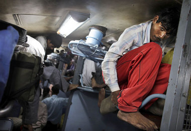 Inder in einem überfüllten Zug auf dem Weg nach Neu-Dehli Inder in einem überfüllten Zug auf dem Weg nach Neu-Dehli
