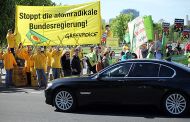 Antiatomkraft-Protest am 4. Juni vor dem Kanzleramt in
Berlin Antiatomkraft-Protest am 4. Juni vor dem Kanzleramt in
Berlin