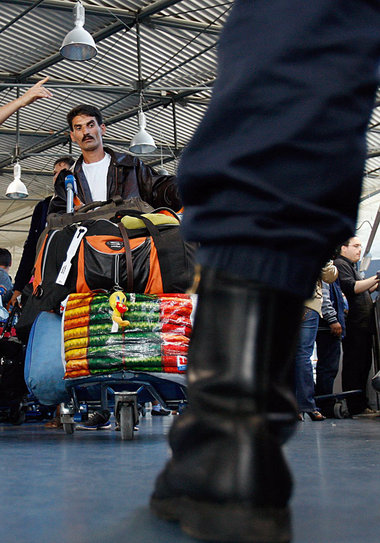 Abreise unter Polizeiaufsicht auf dem Flughafen Charles de
Gaull...