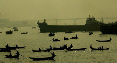 Schiffe und Boote an der Ganges-Mündung bei Dhaka. Bangladeschs ... Schiffe und Boote an der Ganges-Mündung bei Dhaka. Bangladeschs ...