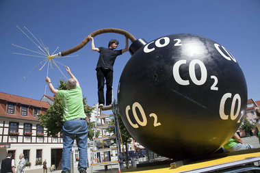 »Zeitbombe CO2-Endlager« – Greenpeace-Protestaktion auf dem Mark...