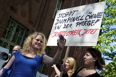 Mit einem sogenannten »Scheiß-Streik« protestierten am 27. April... Mit einem sogenannten »Scheiß-Streik« protestierten am 27. April...