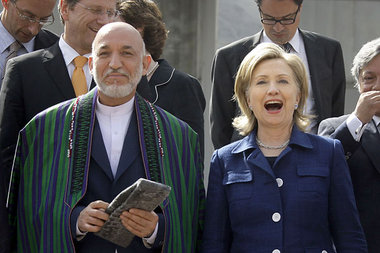 Karsai und Clinton &ndash; die gute Laune ist nicht echt