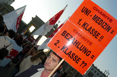 Vorreiter bei Lohnkürzung und Stellenabbau: Charité