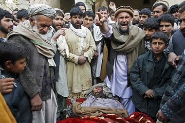Opfer eines NATO-Angriffs in Mehtar Lam, Afghanistan, Dezember
2