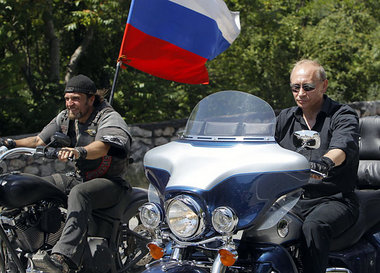 On the road: Rußlands Ministerpräsident Putin bei
ein... On the road: Rußlands Ministerpräsident Putin bei
ein...