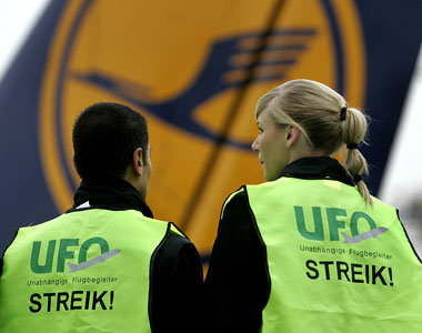 Warnstreik der Unabhängigen Flugbegleiterorganisation UFO
b... Warnstreik der Unabhängigen Flugbegleiterorganisation UFO
b...