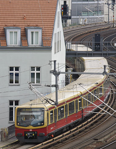 Bei S-Bahn-Zügen der Baureihe 481 kann man als Fahrgast
nur... Bei S-Bahn-Zügen der Baureihe 481 kann man als Fahrgast
nur...