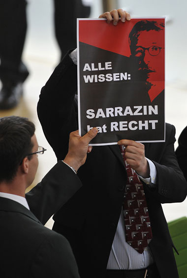 Neues NPD-Idol: Der Abgeordnete Jürgen Gansel
präsenti... Neues NPD-Idol: Der Abgeordnete Jürgen Gansel
präsenti...