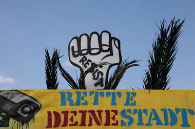 Mit der »Megaspree-Parade« protestierten Tausende
im... Mit der »Megaspree-Parade« protestierten Tausende
im...