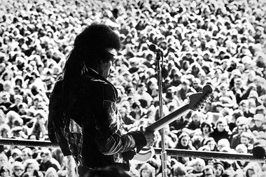 Letzte anderthalb Stunden Gitarren-Furiosum live: Hendrix auf
Fe... Letzte anderthalb Stunden Gitarren-Furiosum live: Hendrix auf
Fe...