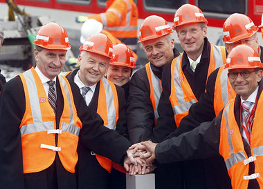 Bundesverkehrsminister Ramsauer (Mitte) beim Baubeginn des
Bahn-... Bundesverkehrsminister Ramsauer (Mitte) beim Baubeginn des
Bahn-...