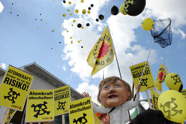 Auch am Sonntag demonstrierten Atomkraftgegner vor dem Kanzleram...