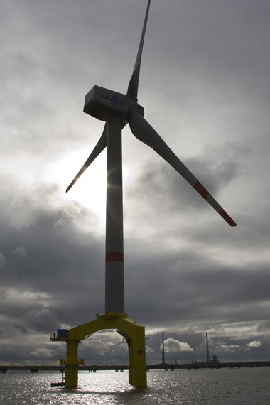 Pilotanlage eines Offshore-Windparks vor Hooksiel in der Nordsee...