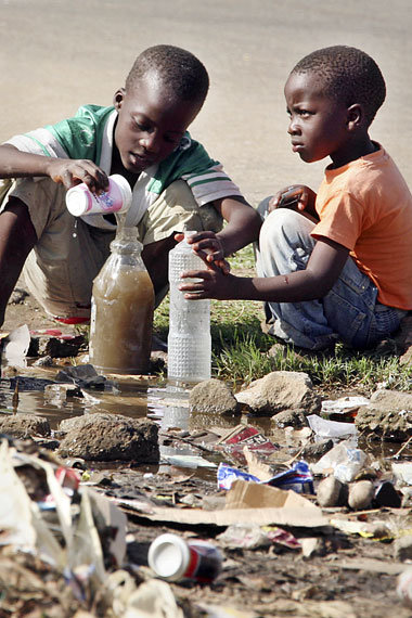 Trinkwasser? Unterentwicklung, Hunger und Perspektivlosigkeit
pr... Trinkwasser? Unterentwicklung, Hunger und Perspektivlosigkeit
pr...