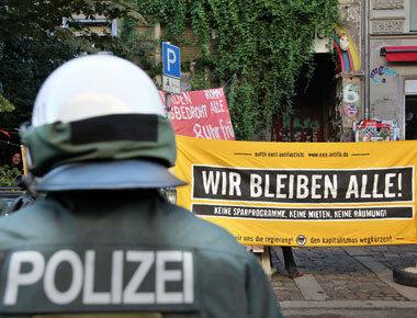 Protest gegen die Räumung des »Umsonstladens«
i... Protest gegen die Räumung des »Umsonstladens«
i...