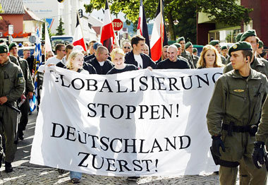 Bei einer Neonazi-Demonstration in Ulm marschieren Frauen in
der... Bei einer Neonazi-Demonstration in Ulm marschieren Frauen in
der...