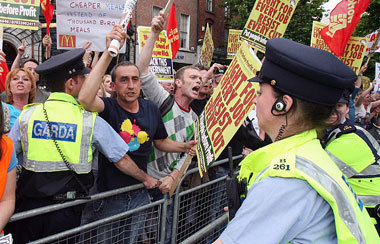 Proteste gegen rigide Streichungen bei Staatsausgaben im Juni
in... Proteste gegen rigide Streichungen bei Staatsausgaben im Juni
in...