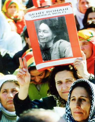 Kurdendemonstration im Rom nach dem Tod von Andrea Wolf
1998 Kurdendemonstration im Rom nach dem Tod von Andrea Wolf
1998