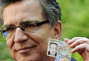 Höchst private Angaben auf dem Chip: Innenminister de
Maizi... Höchst private Angaben auf dem Chip: Innenminister de
Maizi...