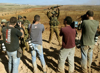 Südlibanon, 15. August 2006: Israelischer Soldat posiert für Jou... Südlibanon, 15. August 2006: Israelischer Soldat posiert für Jou...