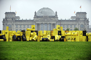 Atomkraftgegner stapelten am Donnerstag gelbe F&auml;sser vor
de...