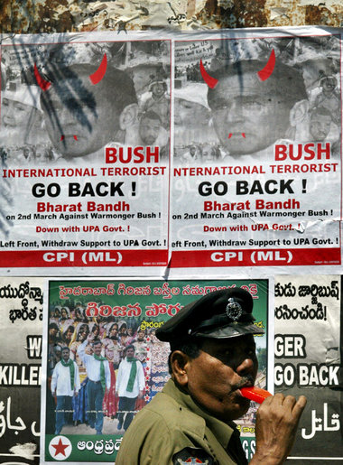 "Internationaler Terrorist verschwinde!", Plakatwand im indische...