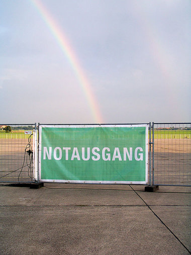 Platzangst mit Regenbogen: Rollfeld am Festivalgelände