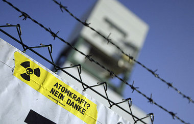 Protest am Zaun des Erkundungsbergwerks in Gorleben