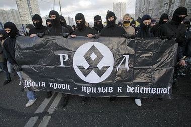 Maskierte Neonazis demonstrierten am 4. November 2009 durch Mosk... Maskierte Neonazis demonstrierten am 4. November 2009 durch Mosk...