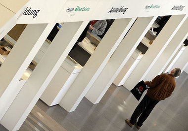 Wo geht’s hier zur Enteignung? HRE-Aktionär im Juni 2009 auf dem... Wo geht’s hier zur Enteignung? HRE-Aktionär im Juni 2009 auf dem...
