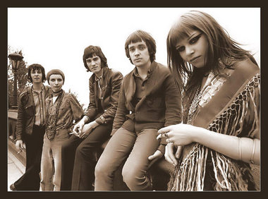 Laufend neue Second-Hand-Mode: Inga Rumpf (1.v.r., neben Udo Lin...