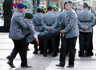 Gelöbnis in Hamburg, Juni 2003: Die Abschaffung der Wehrpflicht ...