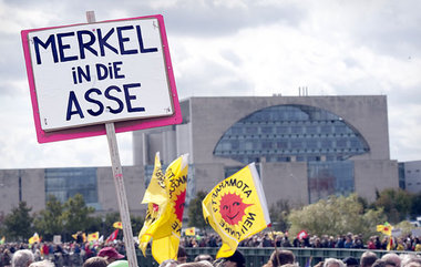 Protest vorm Kanzleramt. Zehntausende strömten am Samstag in das...