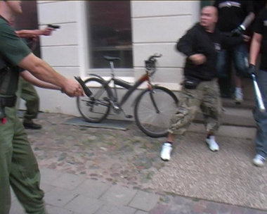 ... und Polizisten herausgefordert