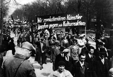 Mitglieder der »Assoziation revolutionärer Künstler« (Asso) bei ...