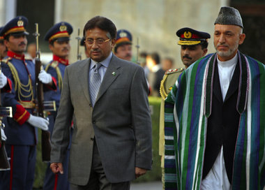 Musharraf (l) und Karsai(r) am Mittwoch in Kabul