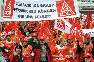 Protest der IG Metall gegen Anhebung des Rentenalters im Juni
20... Protest der IG Metall gegen Anhebung des Rentenalters im Juni
20...