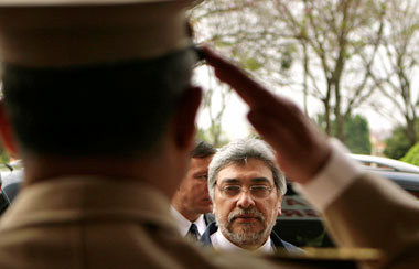 Paraguays Präsident Fernando Lugo (r.) steht zunehmend im
S... Paraguays Präsident Fernando Lugo (r.) steht zunehmend im
S...