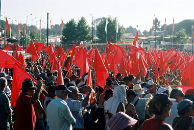 Alt und jung stehen zusammen und machen Stimmung während der Red...