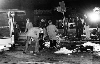 Am Morgen des 27.September 1980 – Rettungskräfte und Polizei am ... Am Morgen des 27.September 1980 – Rettungskräfte und Polizei am ...