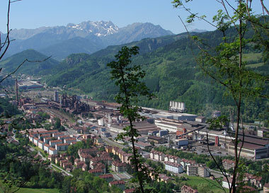 Vor mächtigem Alpenpanorama: das Stahlwerk im Leobener Stadtteil...