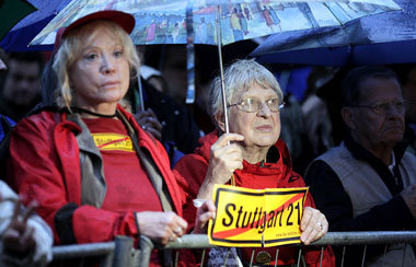 In strömendem Regen demonstrierten am Freitag abend erneut Zehnt...