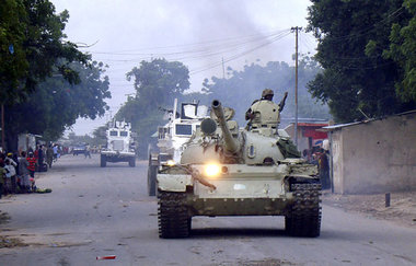 Panzer der Afrikanischen Union auf Patrouille im Süden von Mogad... Panzer der Afrikanischen Union auf Patrouille im Süden von Mogad...