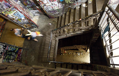 Altpapier und Farbe. Treppenhaus des Tacheles im Juli Altpapier und Farbe. Treppenhaus des Tacheles im Juli